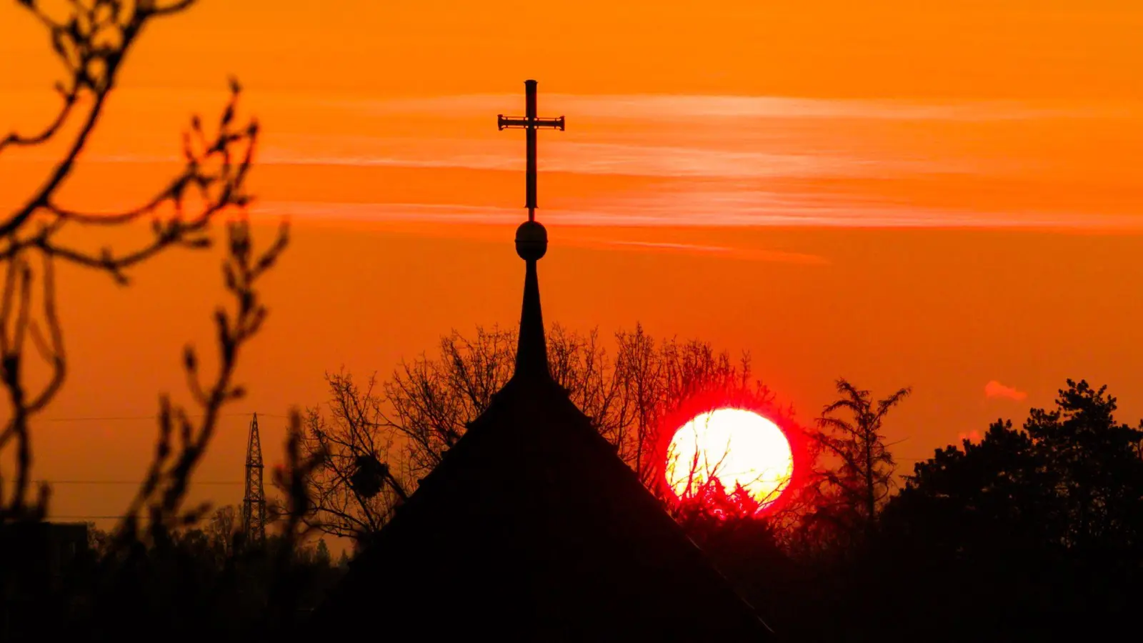 Die katholische Kirche in Deutschland will sich in Rom die Erlaubnis einholen, dass auch Laien in Messen predigen dürfen. (Symbolbild) (Foto: Julian Stratenschulte/dpa)