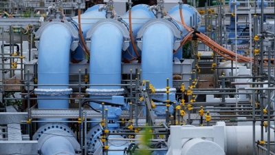 Die blaue Pipeline für den Transport von Meerwasser ist Teil der Anlage für die Ableitung von aufbereitetem radioaktivem Wasser aus dem Kernkraftwerk Fukushima Daiichi ins Meer. (Foto: Hiro Komae/AP/dpa)