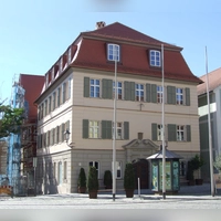 Das Alte Rathaus am Feuchtwanger Marktplatz: Der markante, dreigeschossige Eckbau ist stadtbildprägend. Am Tag des offenen Denkmals ist das komplett sanierte Gebäude zugänglich.  (Foto: Jasmin Kiendl)