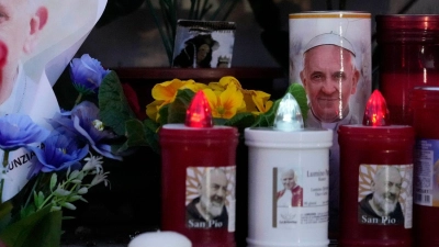 Seit mehr als einer Woche wird Papst Franziskus im Krankenhaus behandelt. (Foto: Gregorio Borgia/AP/dpa)