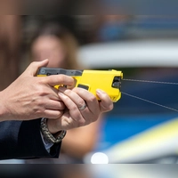 Taser statt Pistole? Die bayerische Polizei testet den Einsatz auf Streife. (Foto: Pia Bayer/dpa)
