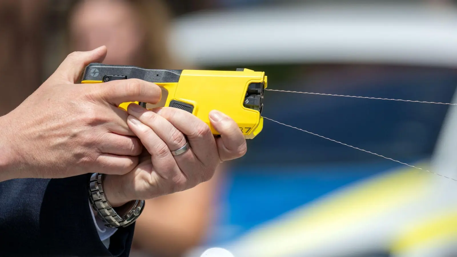 Taser statt Pistole? Die bayerische Polizei testet den Einsatz auf Streife. (Foto: Pia Bayer/dpa)