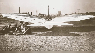 An eine Fledermaus erinnert das Flugmodell Nr. 21, mit dem Gustav Weißkopf (rechts, mit seiner Tochter Rose und unbekannten Helfern) am 14. August 1901 in Bridgeport (Connecticut) der erste Motorflug der Geschichte geglückt sein soll.  (Foto: Archiv)