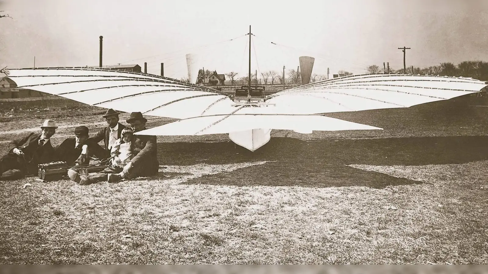 An eine Fledermaus erinnert das Flugmodell Nr. 21, mit dem Gustav Weißkopf (rechts, mit seiner Tochter Rose und unbekannten Helfern) am 14. August 1901 in Bridgeport (Connecticut) der erste Motorflug der Geschichte geglückt sein soll.  (Foto: Archiv)