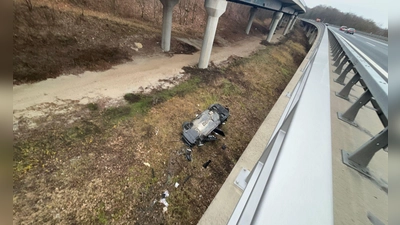 Die Einsatzkräfte eilten zu dem Unfallort. Das Auto war etwa zehn Meter in die Tiefe gestürzt. (Symbolbild) (Foto: --/Verkehrspolizeiinspektion Bamberg/dpa)