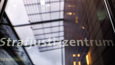 Der Angeklagte soll aus Eifersucht gehandelt haben. (Archivbild) (Foto: Daniel Karmann/dpa)