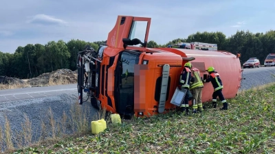 Weil der Schotter am Fahrbahnrand nachgab, kippte das Baustellenfahrzeug um. (Foto: Hermann Geuder)