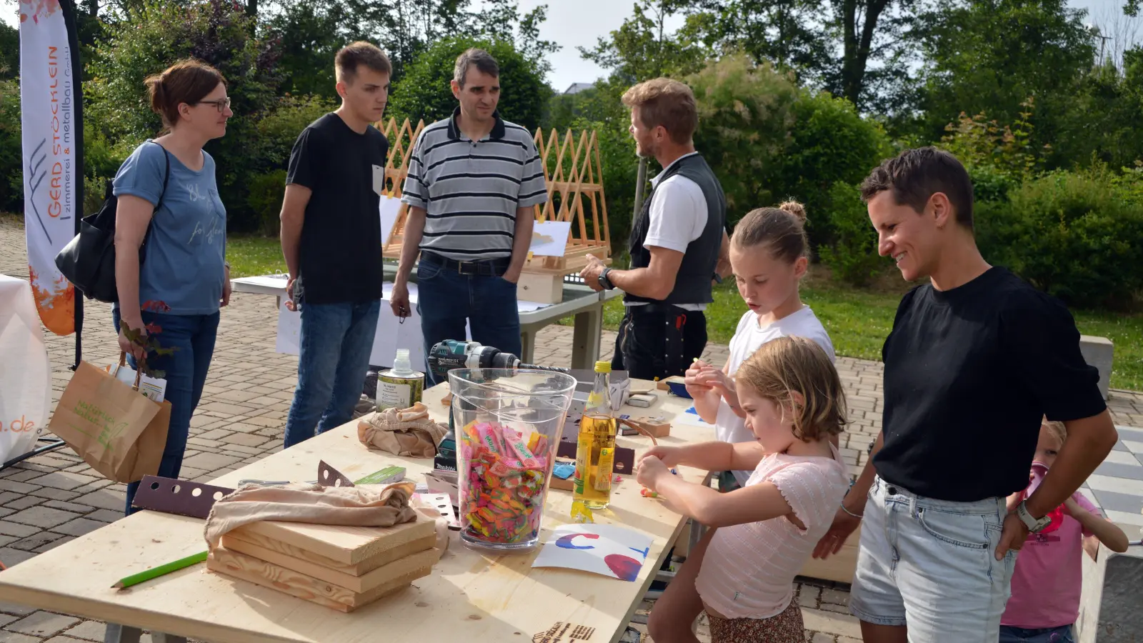 Während die einen das Gespräch mit den Handwerkern direkt suchten, legten andere bei den Mitmachstationen Hand an und wurden kreativ. (Foto: Johannes Zimmermann)