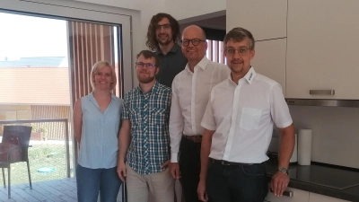 Flavia Paternostro, Johannes Haase, Markus Hübner, Werner Frieß und Christoph Hübler (von links) freuen sich über die Fertigstellung der Küche in der neuen Rolli-WG in Petersaurach. (Foto: Sophia Schmidt)