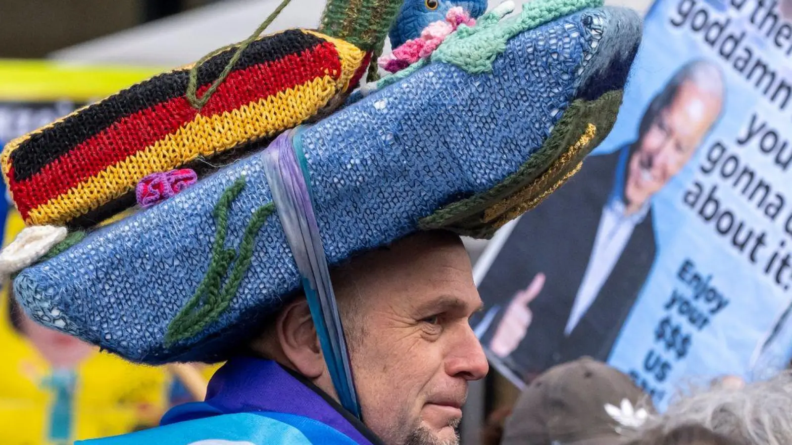 Demonstrantinnen und Demonstranten haben sich in München am Rande der Sicherheitskonferenz versammelt. (Foto: Peter Kneffel/dpa)