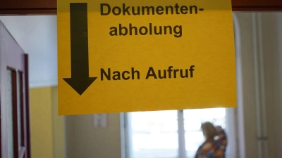 Die Digitalisierung wirkt für viele ältere Menschen bedrohlich - deshalb wünschen sie sich, dass Dienstleistungen immer auch analog verfügbar bleiben. (Symbolbild) (Foto: Jörg Carstensen/dpa)