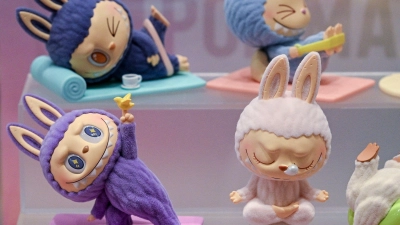  Labubu-Plüschfiguren sind bei Sammlern begehrt. Nun ist auch ein Film über das Monster geplant. (Archivbild) (Foto: Jens Kalaene/dpa/dpa-tmn)