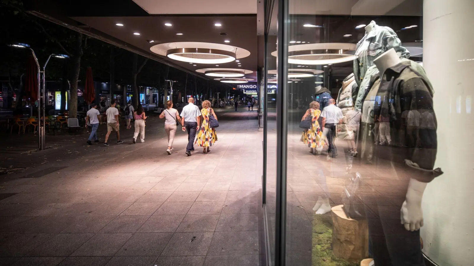 Beleuchtete Schaufenster in der Stuttgarter Königstraße. (Foto: Christoph Schmidt/dpa)