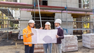 Unklare Baubeschreibungen und fehlende Abstimmung zählen zu den häufigen Ursachen späterer Baumängel. (Foto: DJD/Bauherren-Schutzbund/Getty Images/alvarez)