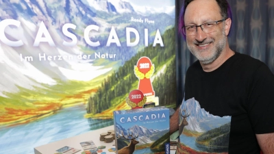 Das Plättchenlegespiel Cascadia des Autors Randy Flynn ist zum „Spiel des Jahres 2022“ gewählt worden. (Foto: Jörg Carstensen/dpa)