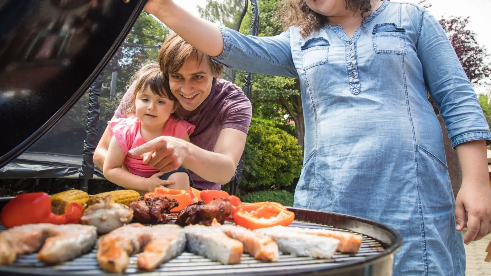 Sicherer grillen: Damit keine potenziell krebserregende Stoffe entstehen, sollte Fleisch nicht zu lange direkt über der Glut garen. (Foto: Christin Klose/dpa-tmn)