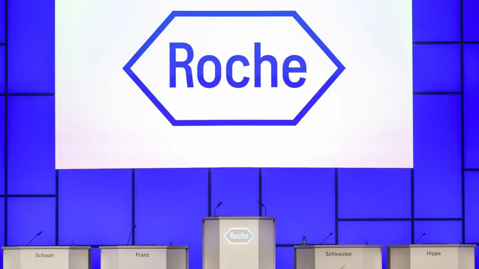 Der Pharmakonzern Roche ist verärgert über die Politik (Foto: Georgios Kefalas/Keystone/dpa)