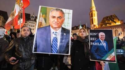 Bilder des Schah-Sohns werden auf Demonstrationen in Deutschland gezeigt. (Foto: Boris Roessler/dpa)