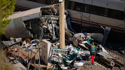 Von einigen Waggons der im Süden Spaniens verunglückten Hochgeschwindigkeitszüge blieben nur Trümmer übrig. (Foto: Manu Fernandez/AP/dpa)