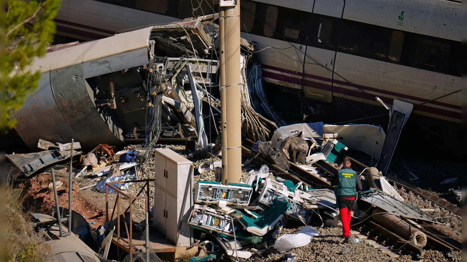 Von einigen Waggons der im Süden Spaniens verunglückten Hochgeschwindigkeitszüge blieben nur Trümmer übrig. (Foto: Manu Fernandez/AP/dpa)