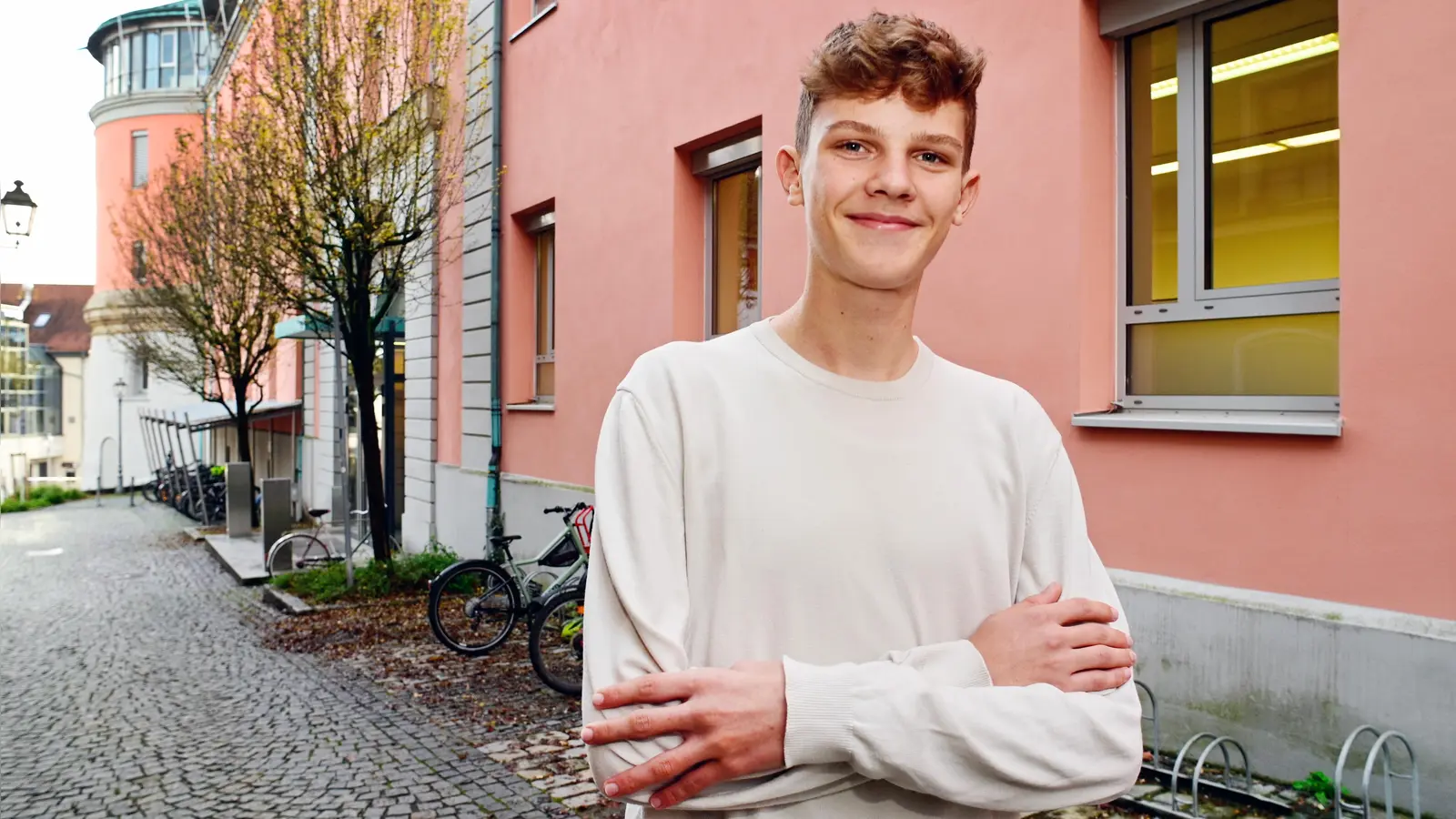 Johannes Dietrich vor dem Gymnasium Carolinum: Der Zehntklässler hat mit seinen Kenntnissen in Altgriechisch auf Landes- und Bundesebene überzeugt. (Foto: Jim Albright)