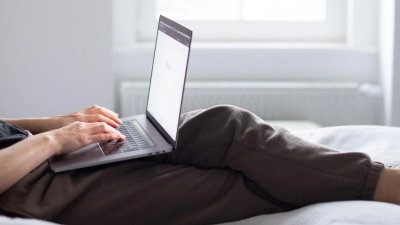 Gut, wenn der Laptop funktioniert. Doch wenn er plötzlich kaputtgeht, hoffen Betroffene, dass die Reparatur nicht lange dauert. (Foto: Zacharie Scheurer/dpa-tmn)