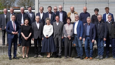 Zahlreiche Bürgermeisterinnen und Bürgermeister aus dem Landkreis Ansbach wurden von Landrat Dr. Jürgen Ludwig (untere Reihe, links) verabschiedet. Nicht alle waren anwesend. (Foto: Landratsamt Ansbach/Fabian Hähnlein)