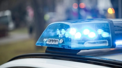 Polizeibeamte dreier Dienststellen sind am Montagmittag nach Ipsheim ausgerückt, weil angeblich ein Mann mit einem Revolver unterwegs gewesen sei.  (Symbolbild: Daniel Vogl/dpa)