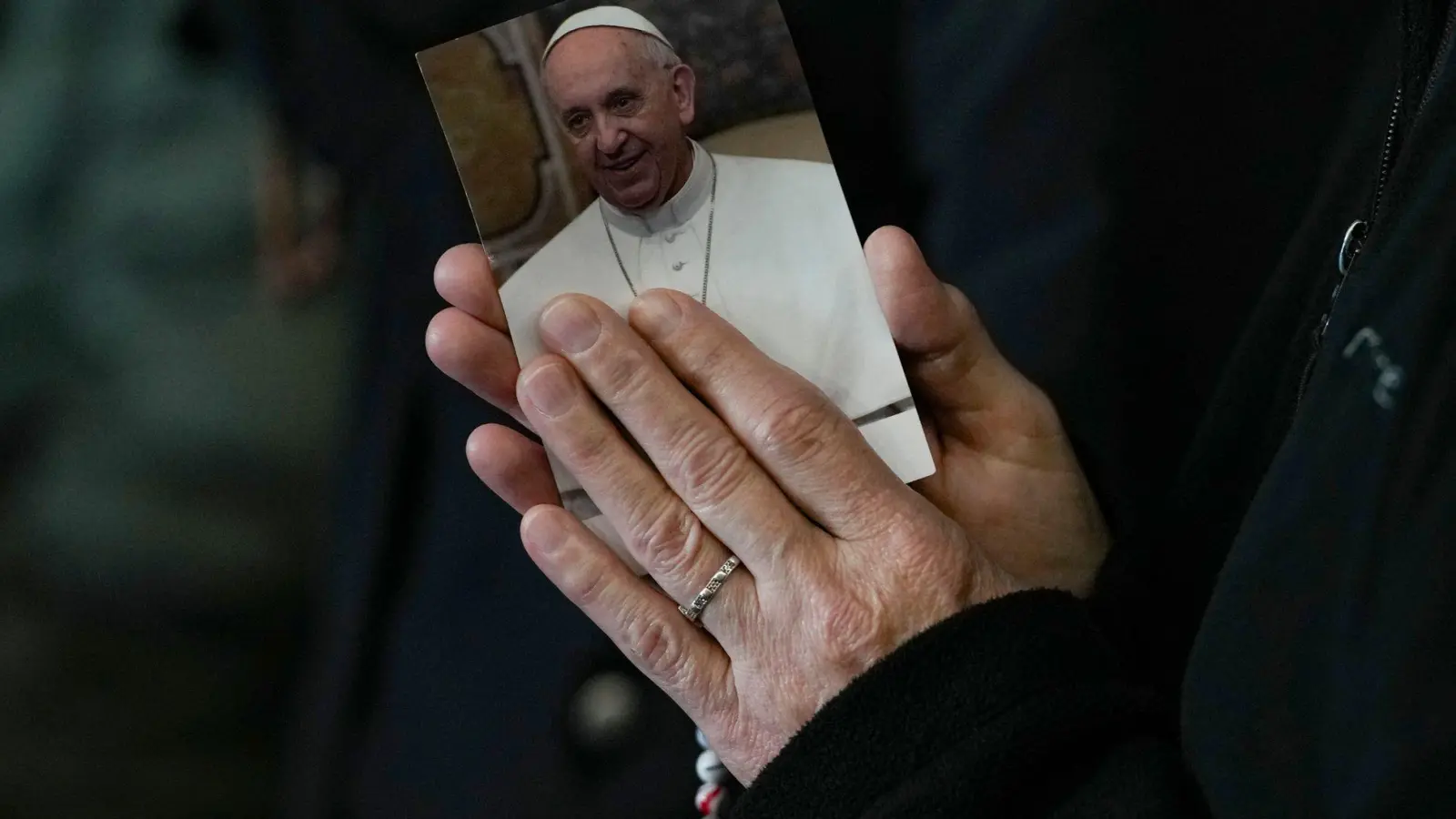 Papst Franziskus ist bereits seit mehr als drei Wochen im Krankenhaus.  (Foto: Andrew Medichini/AP/dpa)