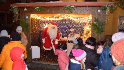 Viel zu tun hatten Weihnachtsmann und Christkind im Verlauf der Langen Nacht in ihrem Postamt. (Foto: Gerhard Krämer)