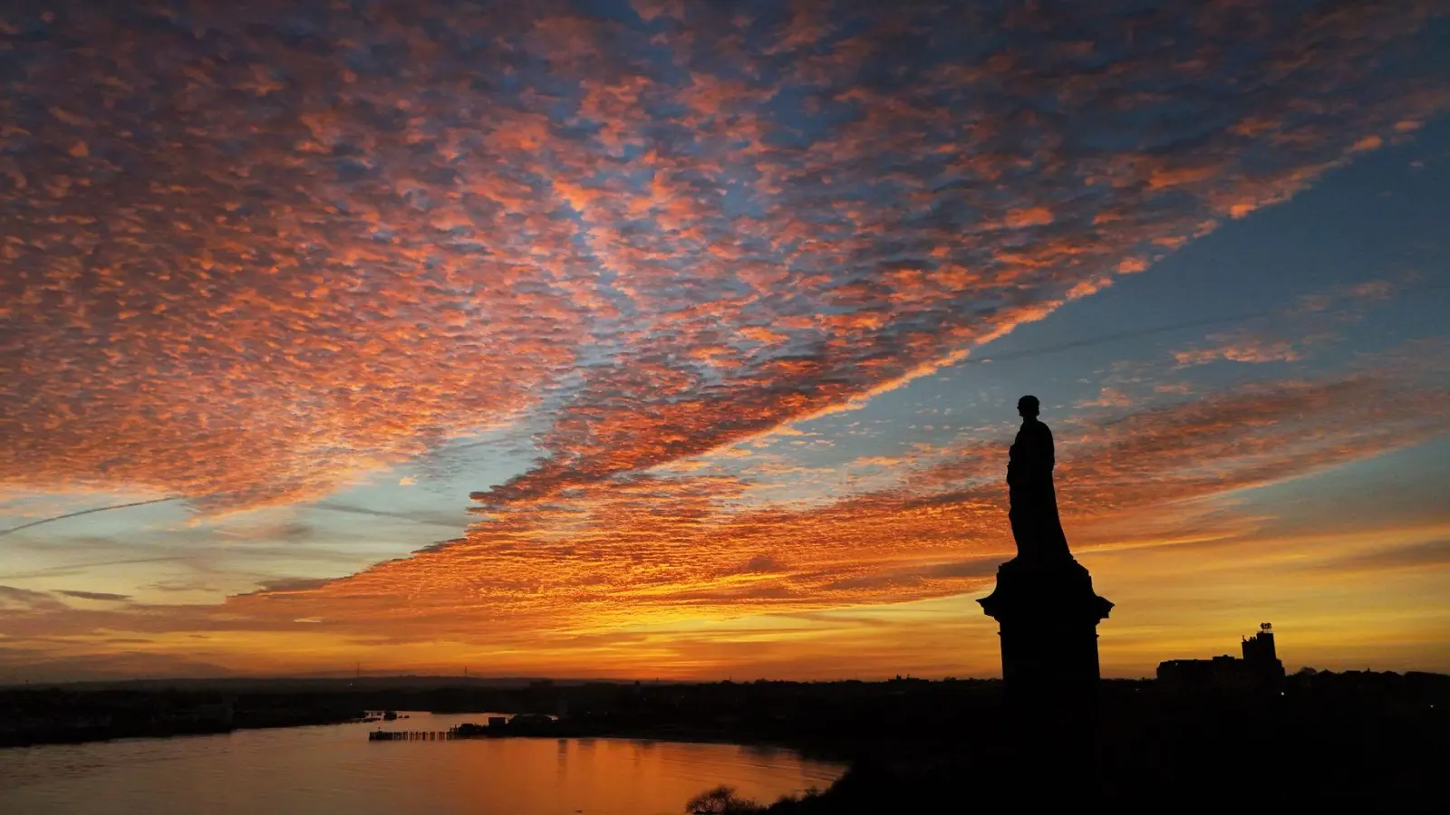 Sonnenuntergang über der Collingwood-Statue an der Mündung des Flusses Tyne in Nordostengland. (Foto: Owen Humphreys/PA Wire/dpa)