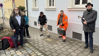 Verlegeort Feuerbachstraße 13: Mit dabei waren Künstler Gunter Demnig (Mitte), OB Thomas Deffner (rechts), Martin Perner (2. von rechts) und Anne Ziegler von der Stadt sowie Stadtrat Hannes Hüttinger. (Foto: Oliver Herbst)