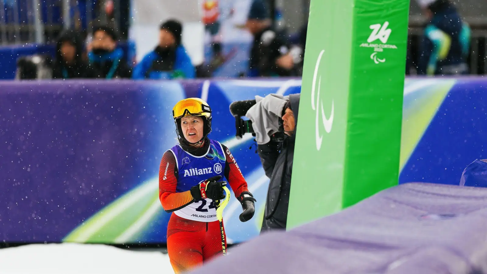 Paralympics-Abschluss als Fahnenträgerin: Andrea Rothfuss. (Foto: Philipp von Ditfurth/dpa)