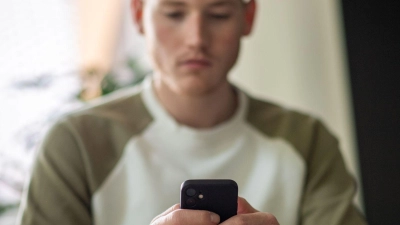 Schule fertig - und jetzt? Ein neues Portal will Jugendliche beim Übergang ins Berufsleben unterstützen. (Foto: Zacharie Scheurer/dpa-tmn/dpa)