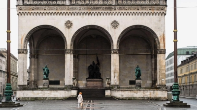 Ab kommendem Jahr soll die berühmte Feldherrnhalle in der Münchner City generalsaniert werden. (Archivbild) (Foto: Matthias Balk/dpa)