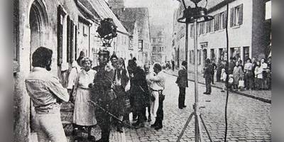 Die damals noch „unberührte“ Stadt Wolframs-Eschenbach wurde 1973 plötzlich zur Kulisse für Dreharbeiten mit Weltstars; die FLZ berichtete bereits damals.  (Repro: Jim Albright/Foto: Linnert)