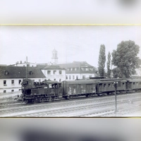 Diese historische Aufnahme zeigt einen Personenzug beim Passieren des Ansbacher Bahnhofes, vorne mit dem Postwaggon. (Foto: Sammlung Martin Schuster)