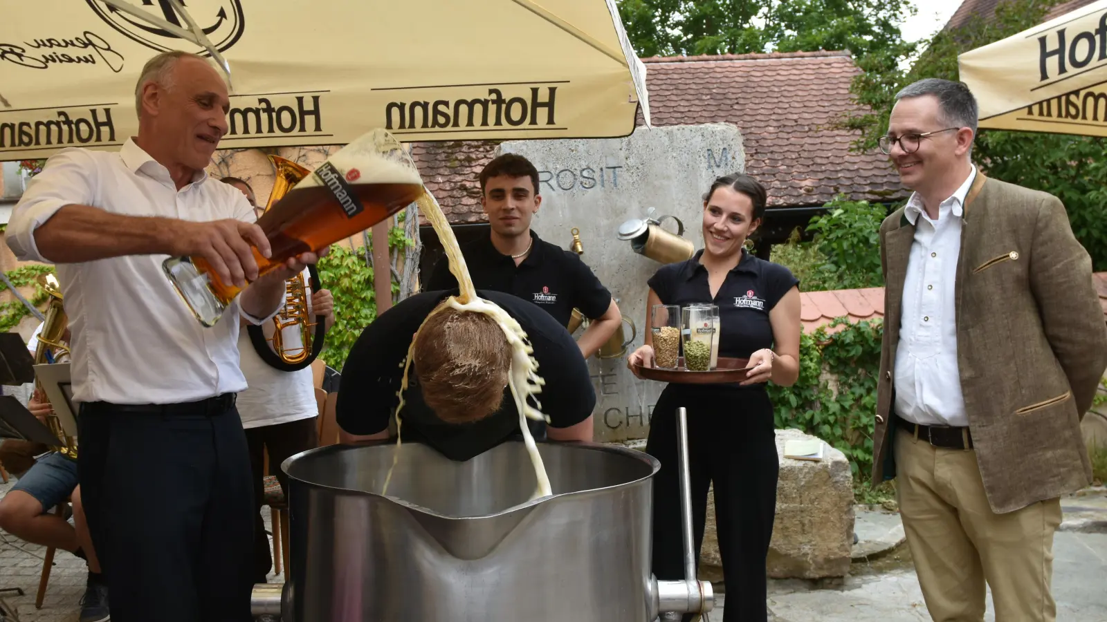 Die Zutaten Hopfen, Malz, Hefe, Wasser und am Ende das fertige Bier: Max Tanzberger musste einige Taufgänge über sich ergehen lassen. Aber wer ein Brauer sein will, muss eben erst einmal leiden – so will es die Tradition. (Foto: Anita Dlugoß)