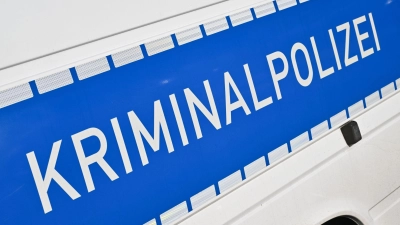 Die Kriminalpolizei Ansbach sucht derzeit nach einem geklauten Auto der Marke BMW. Es war in einer Parkbucht bei Weiltingen geparkt.  (Symbolbild: Patrick Pleul/dpa)