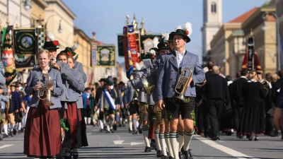 Trachtler ziehen zur Wiesn. (Foto: Karl-Josef Hildenbrand/dpa)