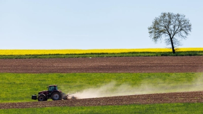 Ein Landwirt ist bei Feldarbeiten mit seinem Traktor verunglückt. (Symbolbild) (Foto: Daniel Karmann/dpa)