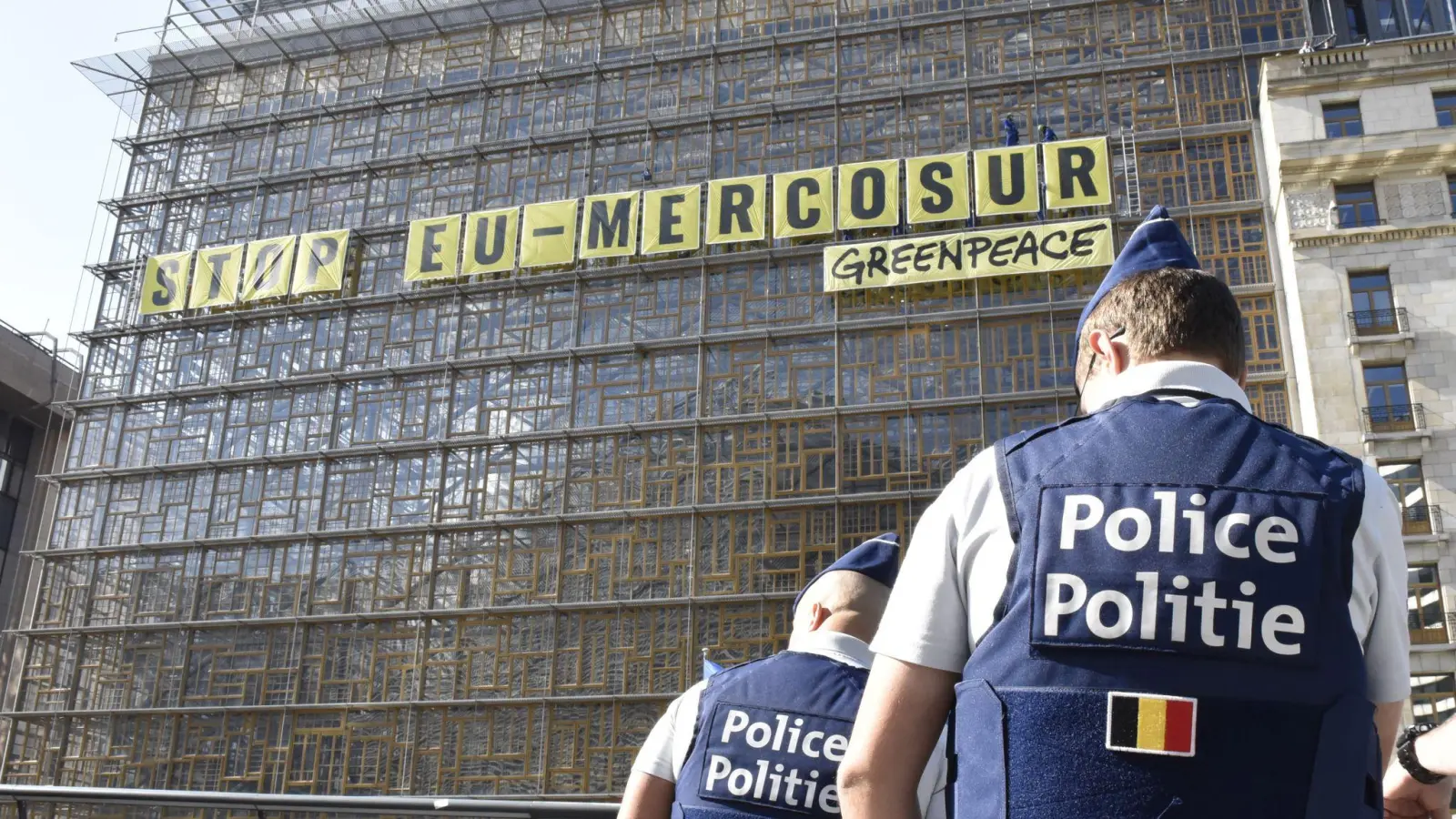 Umweltaktivistinnen und -aktivisten sind aus Protest gegen ein Handelsabkommen mit südamerikanischen Staaten auf das Gebäude des EU-Ministerrats geklettert. Sie brachten dort am Donnerstag Banner mit der Aufschrift „Stop EU Mercosur“ an. (Foto: Marek Majewsky/dpa-Zentralbild/dpa)