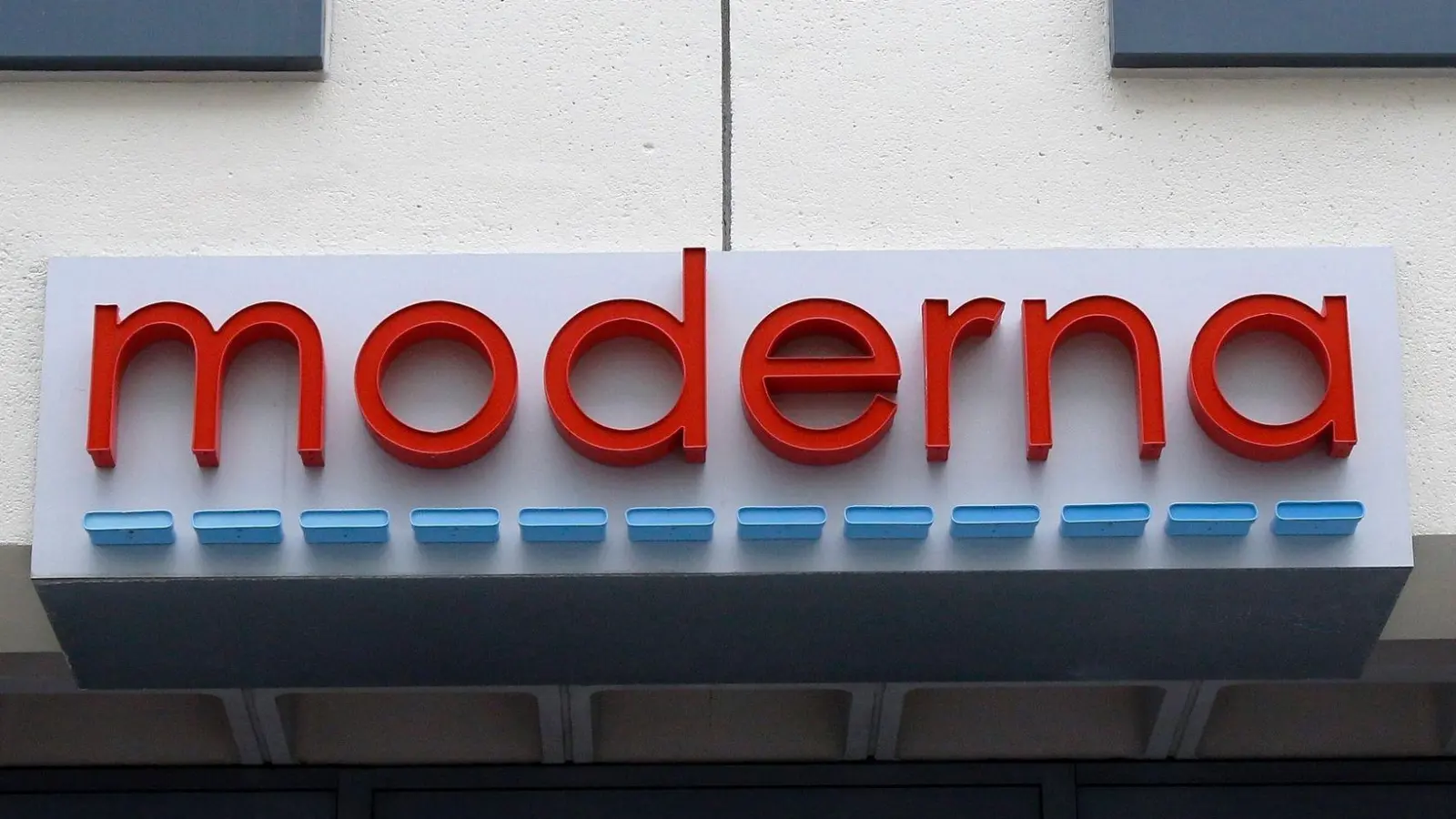 Der Schriftzug „moderna“ am Eingang eines Gebäudes des US-Unternehmens. (Archivbild) (Foto: Bill Sikes/AP/dpa)