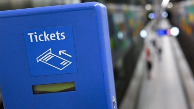 Wohl dem, der weiß, welches Ticket er für seine Fahrt in Bus und Bahn braucht. Ab 2027 soll in Bayern schrittweise eine Vereinfachung kommen. (Illustration) (Foto: Sven Hoppe/dpa)