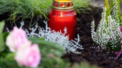 Unbekannte haben Grabschmuck mutwillig zerstört. (Symbolbild) (Foto: Sven Hoppe/dpa)