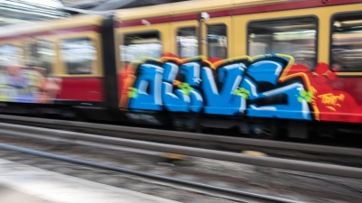 Eine mit Graffiti besprühte S-Bahn fährt aus dem Berliner Ostbahnhof. (Foto: Paul Zinken/dpa)