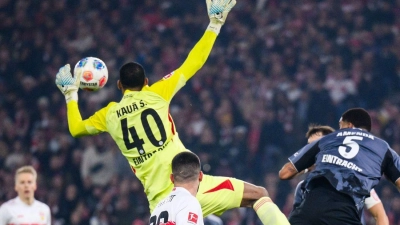 Folgenschwerer Fehler: Frankfurts Torwart Kaua Santos beim 1:1. (Foto: Tom Weller/dpa)