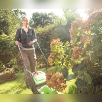 Keine Lust, selbst im Garten tätig zu werden? Wenn Sie einen Minijobber als Gartenhilfe einsetzen, kann das für beide vorteilhaft sein. (Foto: Christin Klose/dpa-tmn)