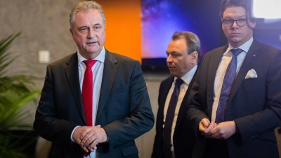 Claus Weselsky (l) ist nicht mehr Bundesvorsitzender der GDL. Die Gewerkschaft wählte Mario Reiß (2.v.l.) zu seinem Nachfolger. (Archivbild) (Foto: Christoph Soeder/dpa)