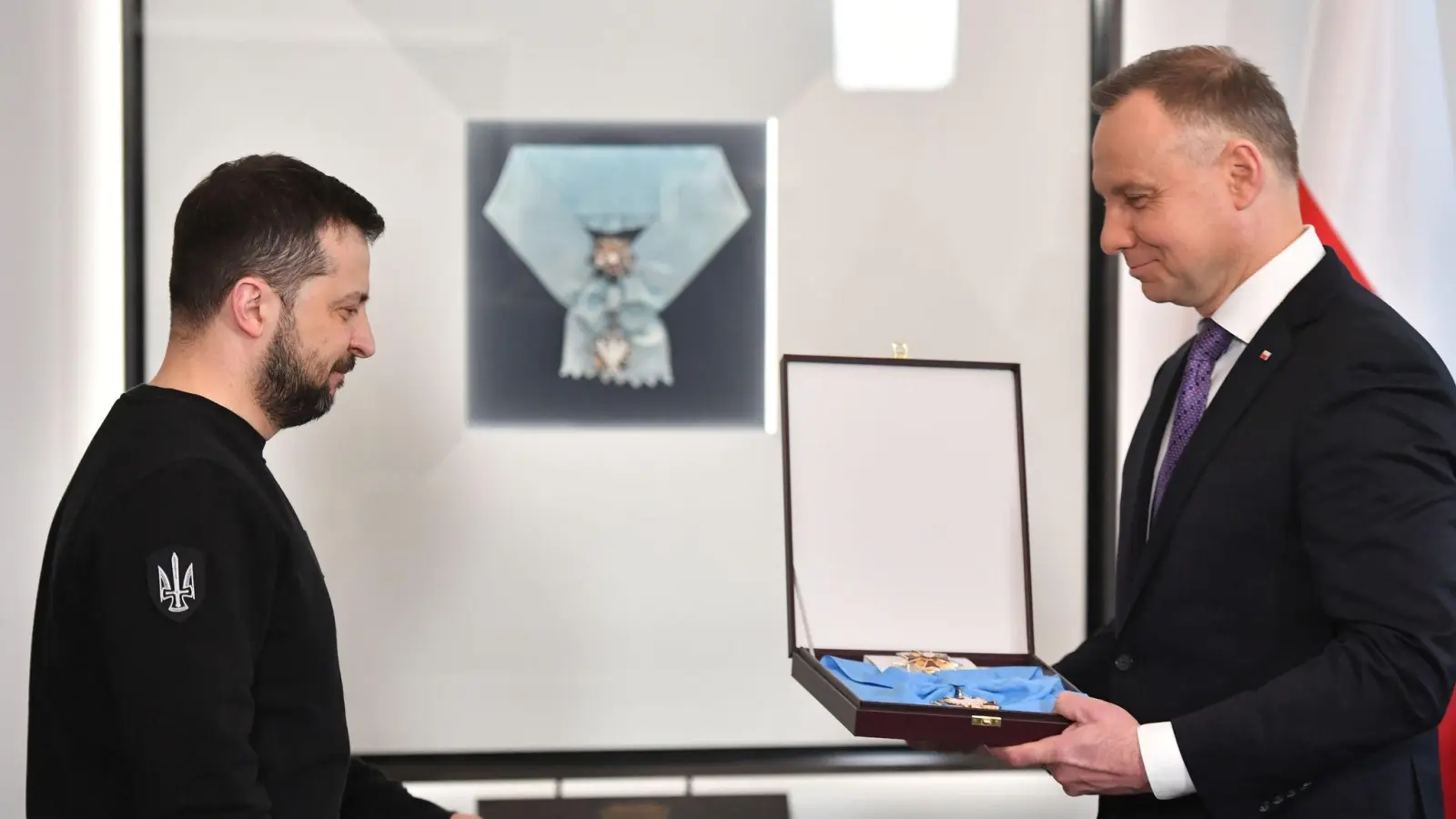 Der damalige Präsident Andrzej Duda hatten Selenskyj den Orden vor drei Jahren überreicht. (Archivbild) (Foto: Radek Pietruszka/PAP/dpa)